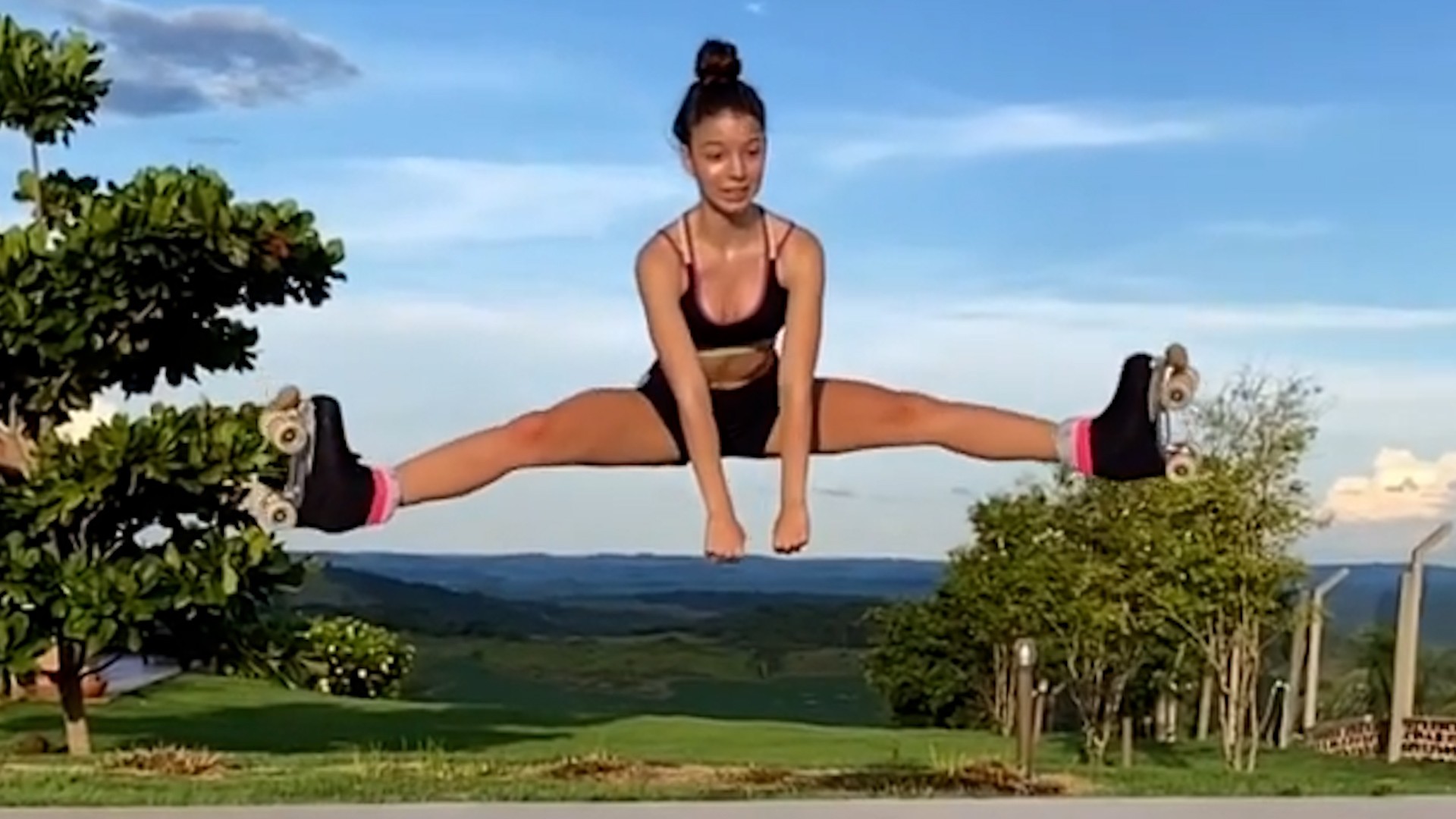 Јулија е гимнастичарка на роншули: Погледнете како прави шпага во воздух и тоа додека се движи