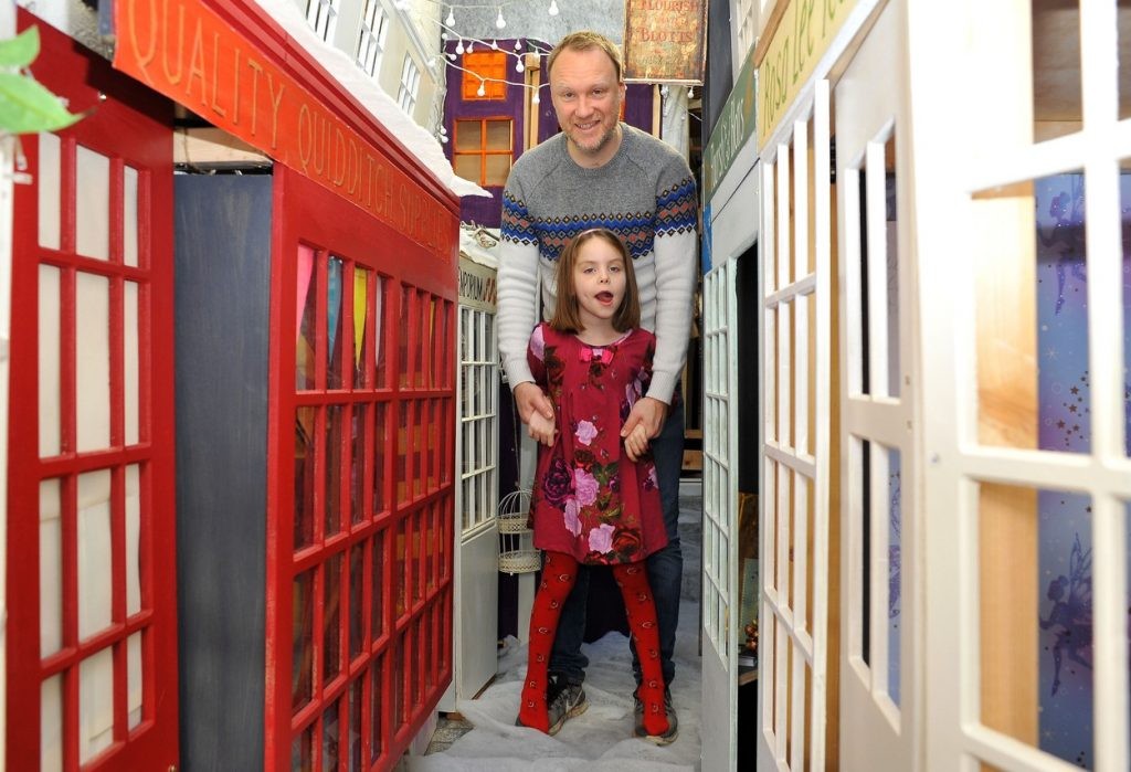 Роденденско изненадување за ќерката: Супер татко во тајност ја направил улицата од Хари Потер
