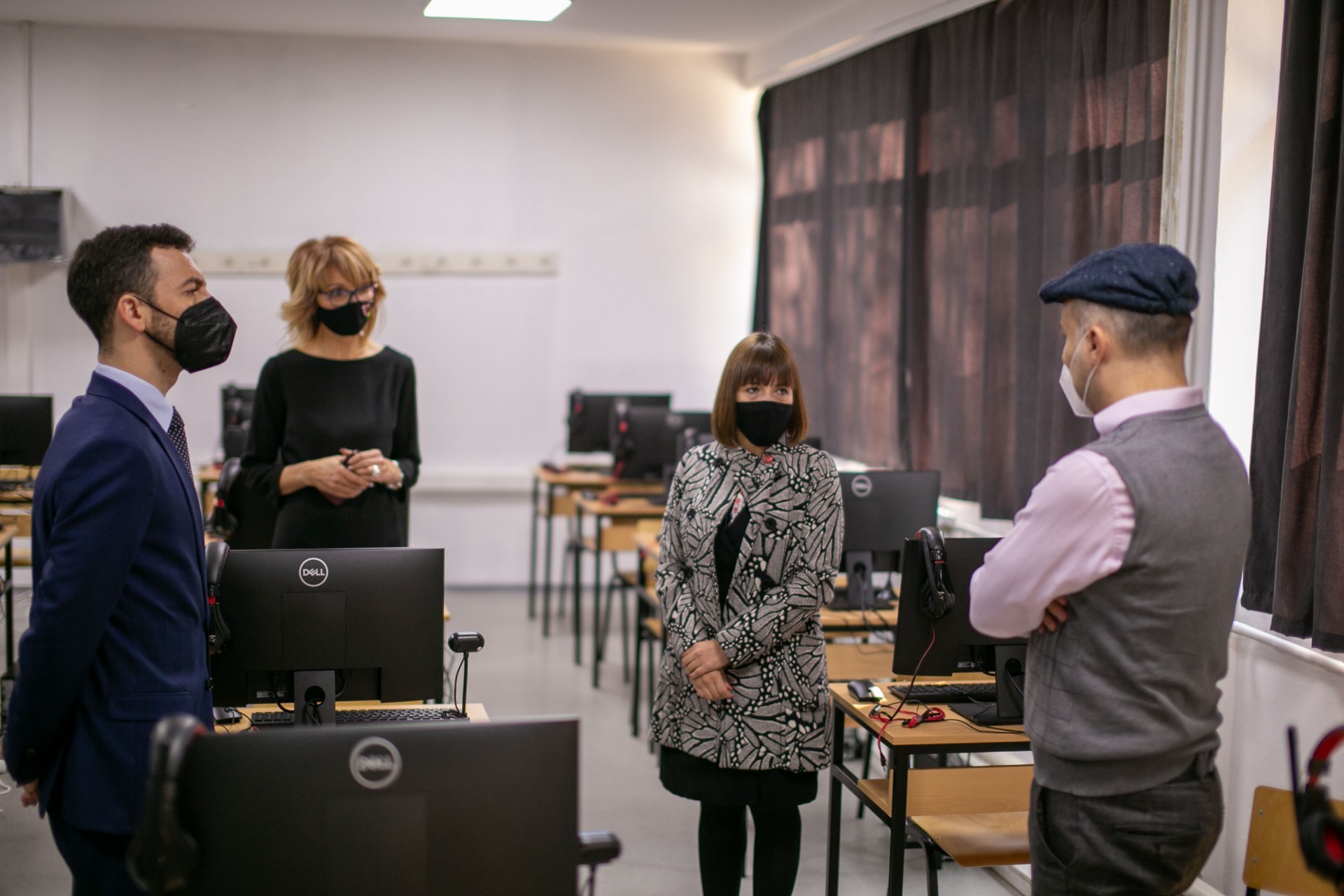 УНИБанка донираше 50 нови компјутери на Математичко - Информатичката Гимназија во Скопје
