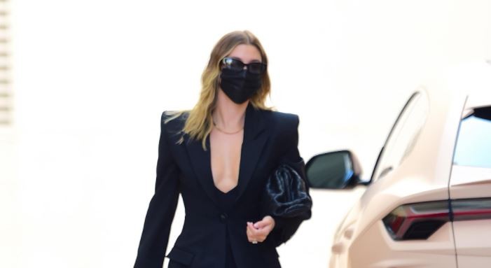 Комбо на денот: Хајли Бибер носи елегантен костим на cool начин кој ќе сакате веднаш да го ископирате
