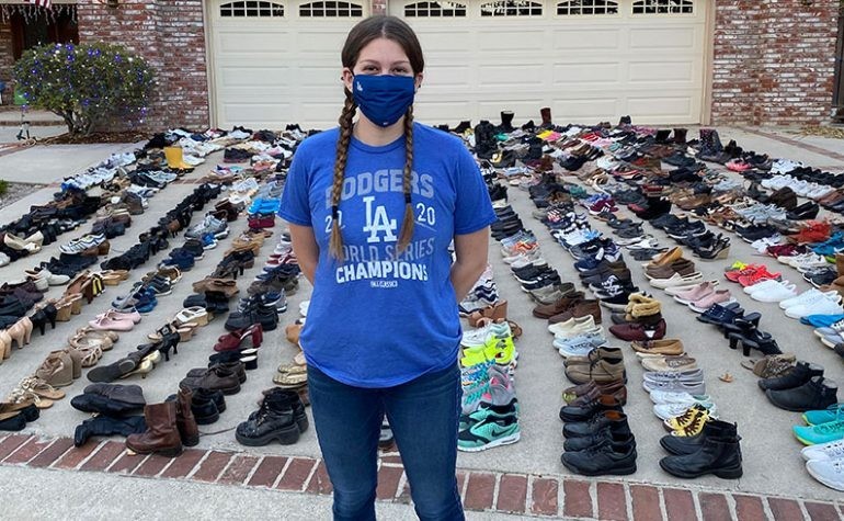 На 12 години им одржа лекција на многумина: Девојче собра 30.000 пара чевли за да ги донира на бездомници