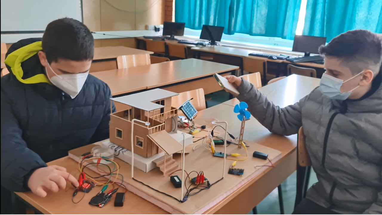 Учениците од училиштето „Ацо Шопов“ од Бутел, Скопје, дизајнираа прототип за користење обновлива енергија во нашите домови