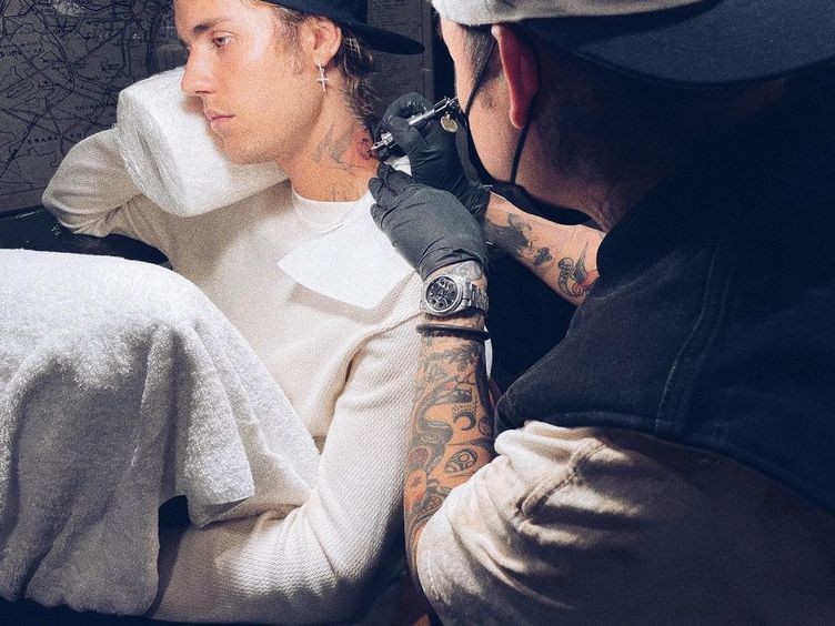 Реакција на мајката на Џастин Бибер за новата тетоважа на вратот: Јавно го прекори