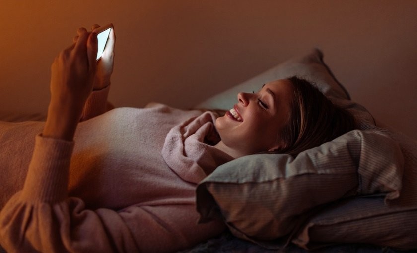 Експертите тврдат дека ја откриле причината зошто гледаме во мобилниот пред спиење: Дали се во право?