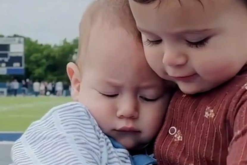 Другари од пелени: Емотивна средба на бебиња кои се прегрнуваат како да се возрасни момци