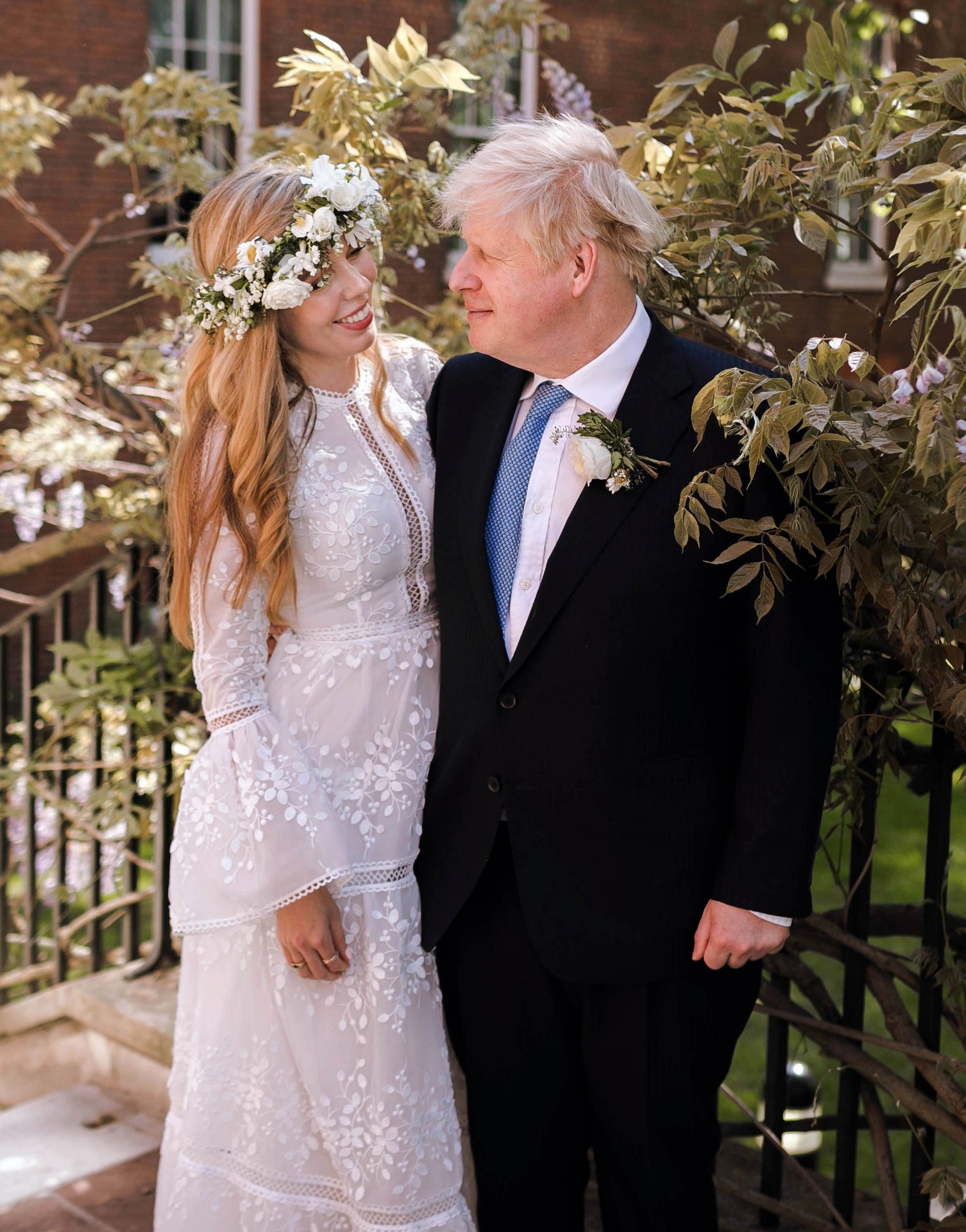 Борис Џонсон се ожени, невестата без вел- сосема необично