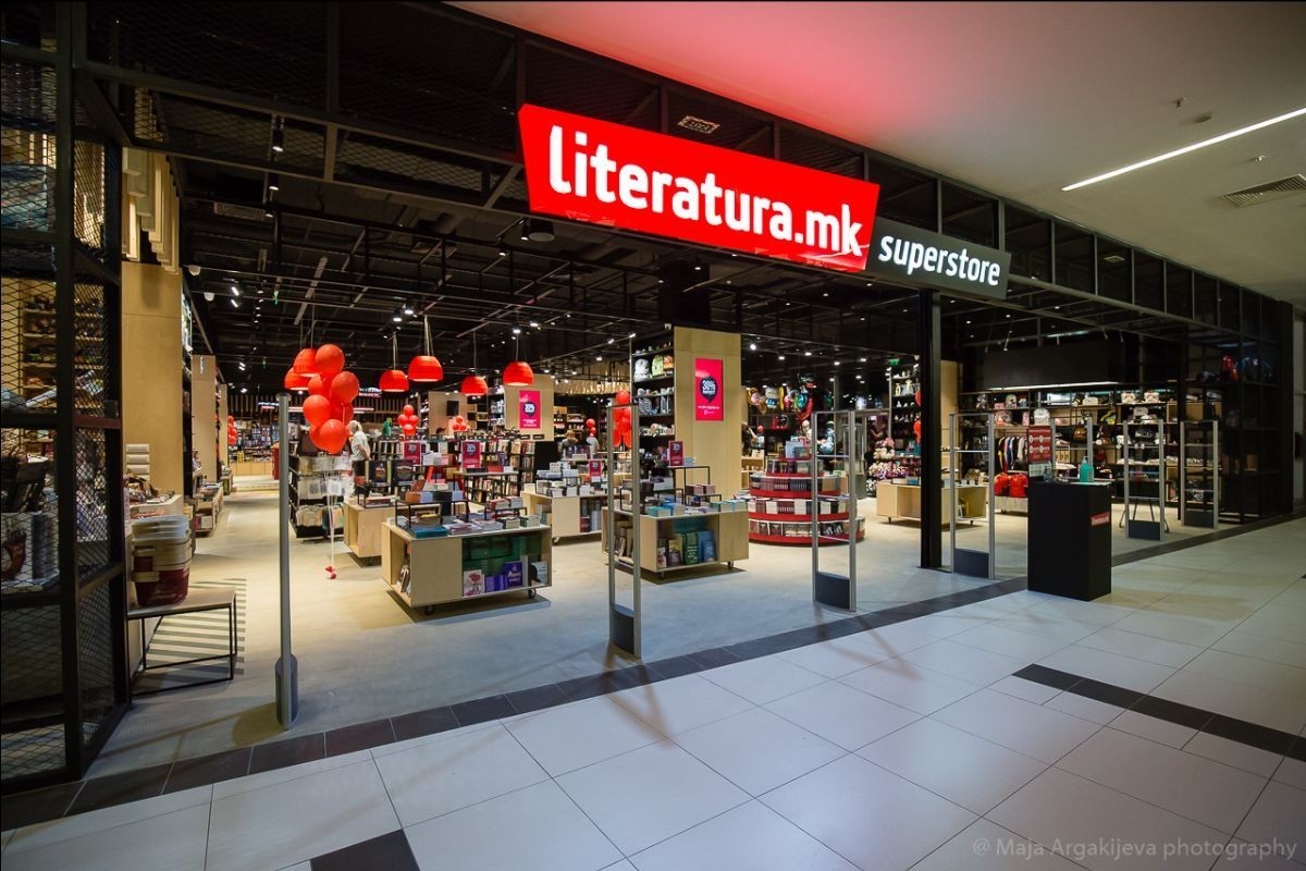 Дочекајте го летото со добри книги и со уникатни брендирани производи од „Литература.мк“!