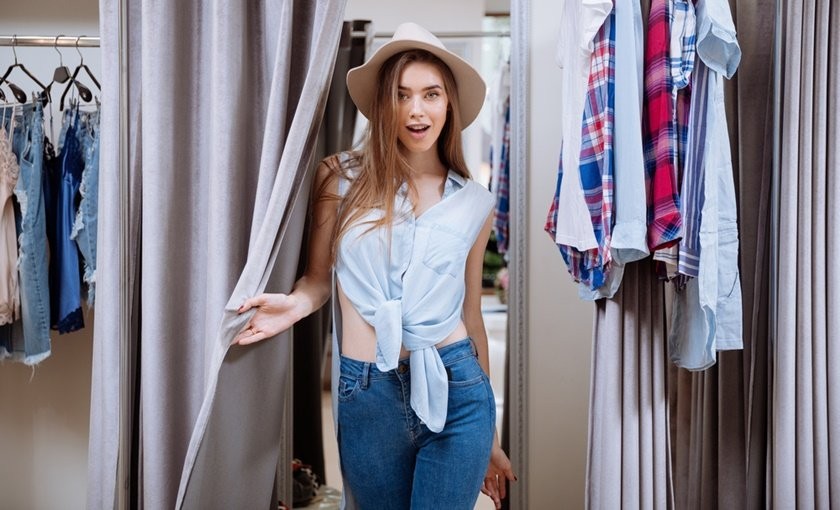 Девојките во кабините за пресоблекување: 9 работи кои секогаш ги прават кога пробуваат облека