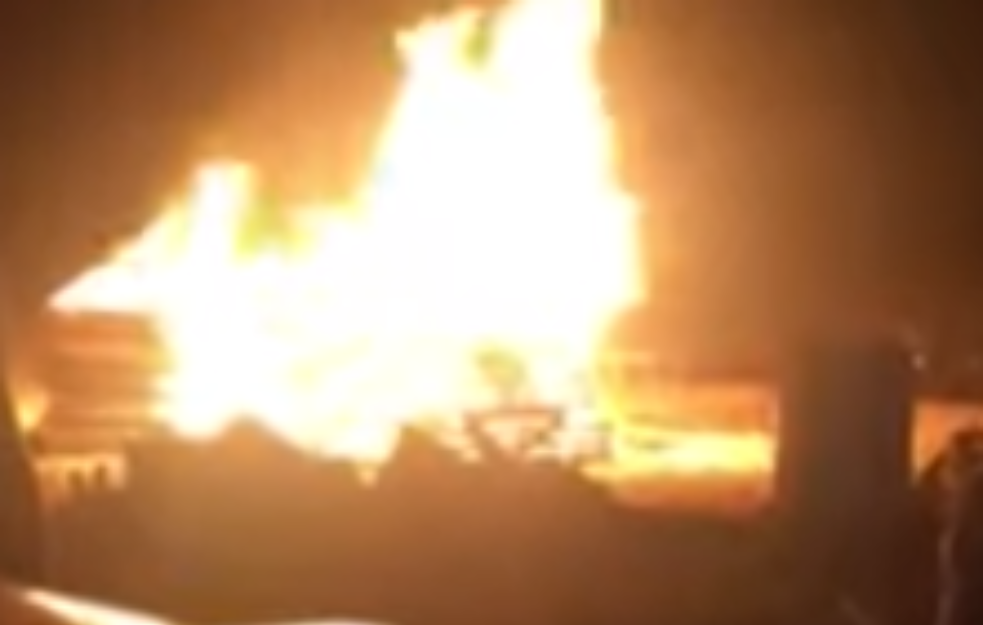 (ВИДЕО) БИЗАРЕН ИНЦИДЕНТ ВО АЛБАНИЈА: Гореле 60 лежалки, постојат сомнежи дека пожарот е подметнат