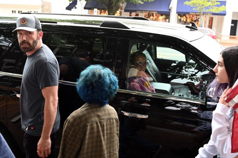 Бен Анфлек ја тешеше ќерката на Џеј Ло, додека латино дивата уживаше во автомобилот