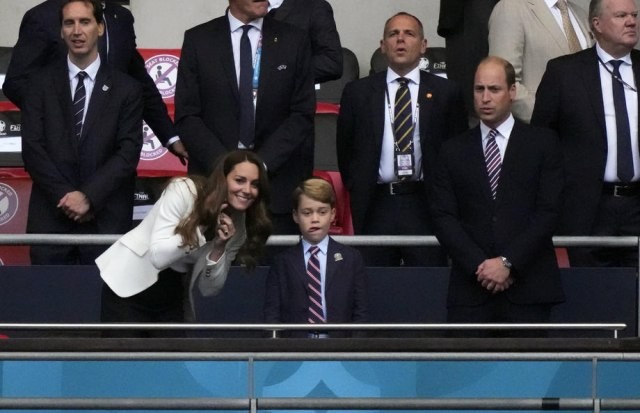 Тагата на лицето на принцот Џорџ ја претставува цела Англија: Неговата реакцијата стана хит на Интернет