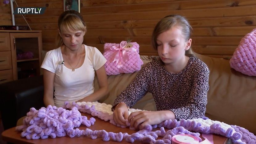 Има само 12 години и плете прекривки: Парите од заработката ги собира за своето лекување