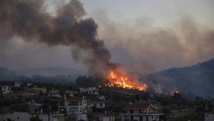 СТРАШЕН ПОЖАР ВО ГРЦИЈА: Властите ги евакуираат граѓаните околу Атина