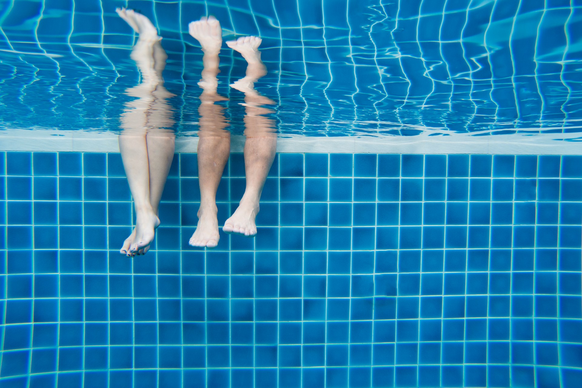 Спасете си го животот: Што да направите доколку ве фати грч додека пливате?