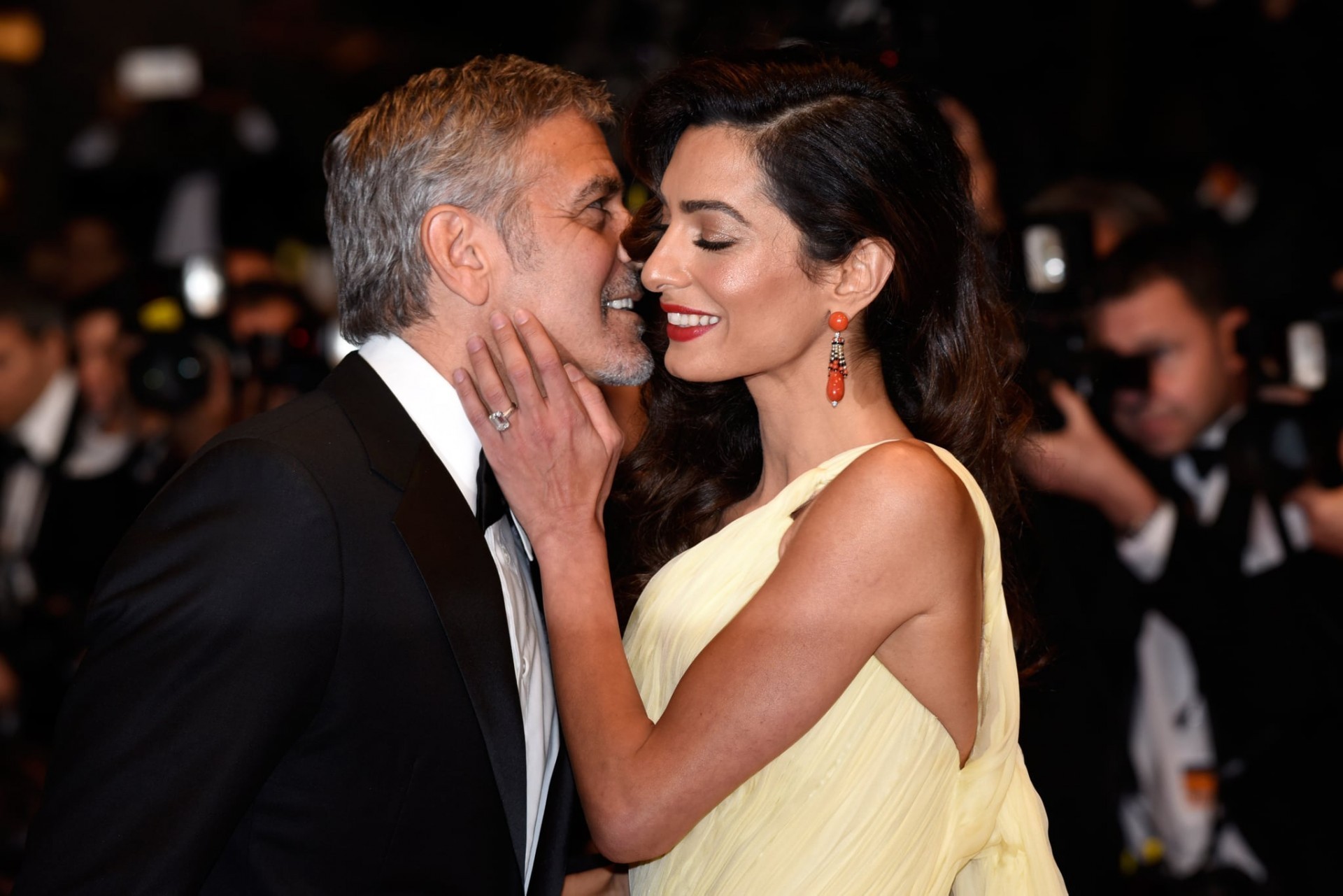 Џорџ Клуни три пати ја молел за првиот состанок: Факти за необичниот живот на Амал