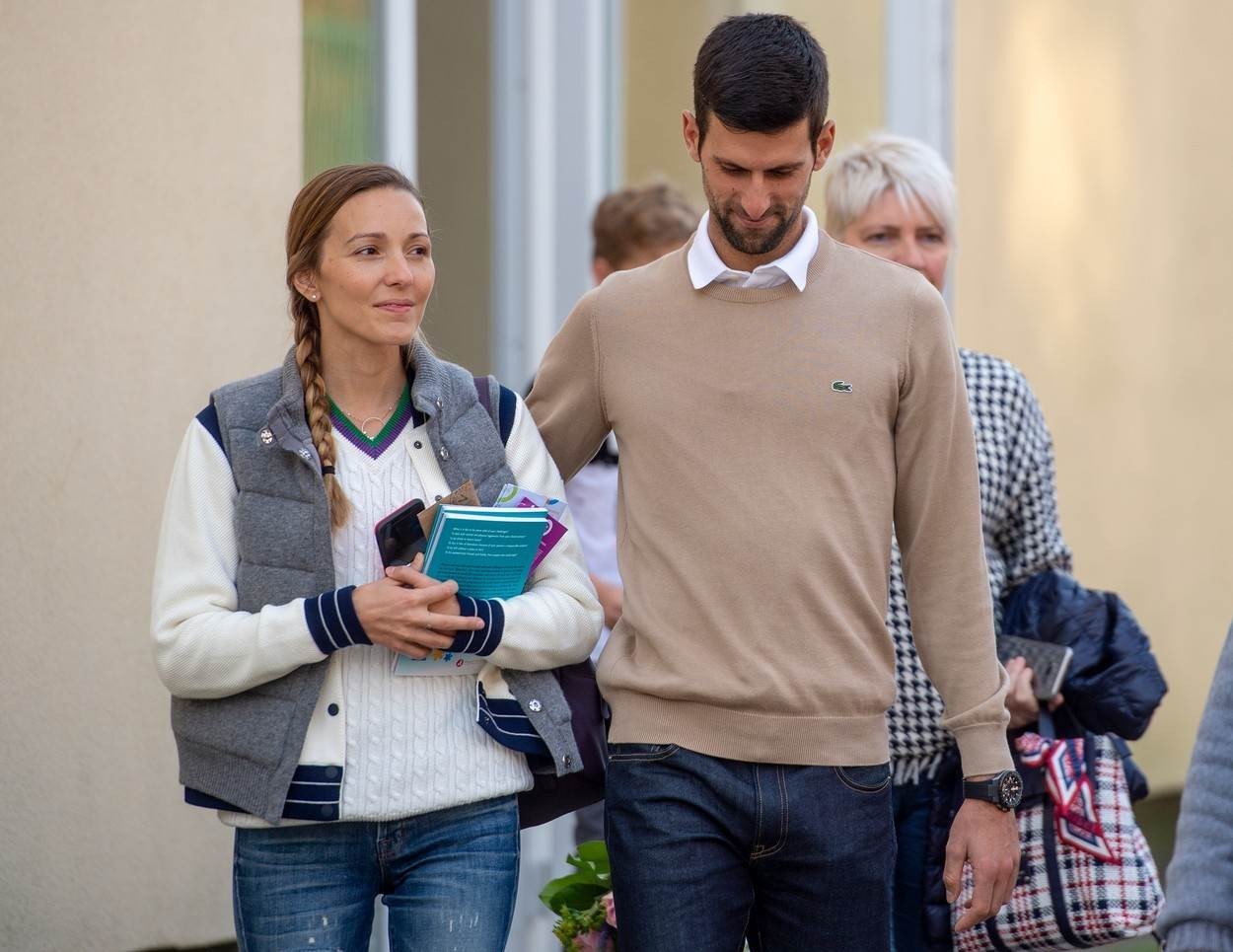 Новак и Јелена Ѓоковиќ не се одделуваат од неа: Која е мистериозната жена на која најмногу ѝ веруваат?