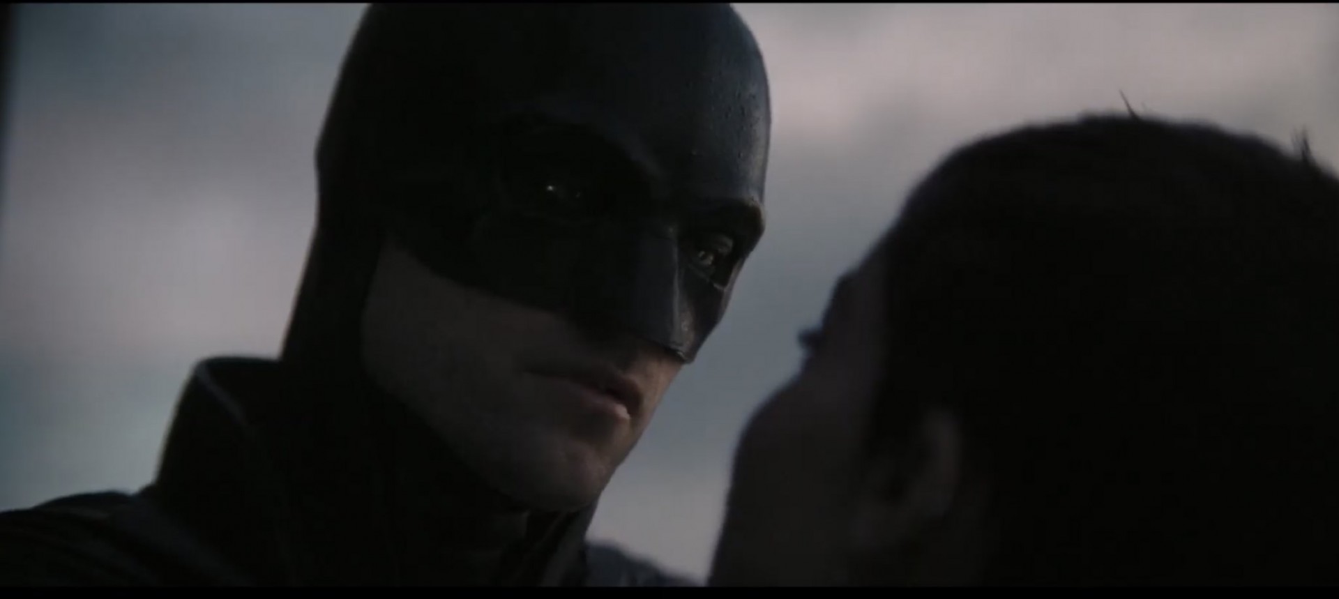 Поради улогата во Бетмен, Роберт Патинсон потполно се транформираше: Во новиот трејлер сите гледаат во Зои Кравиц