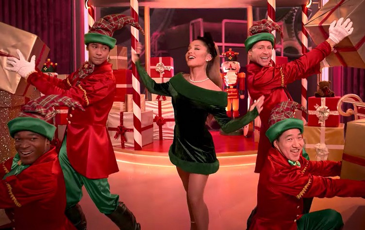 За неа Божиќ пристигна: Ариана Гранде објави новогодишна песна