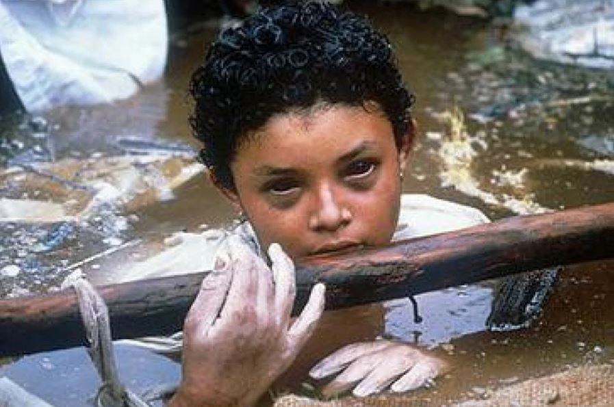 Ова девојче било во кал кога фотографот ги забележал нејзините последни моменти: Храбро и достоинствено се соочила со смртта