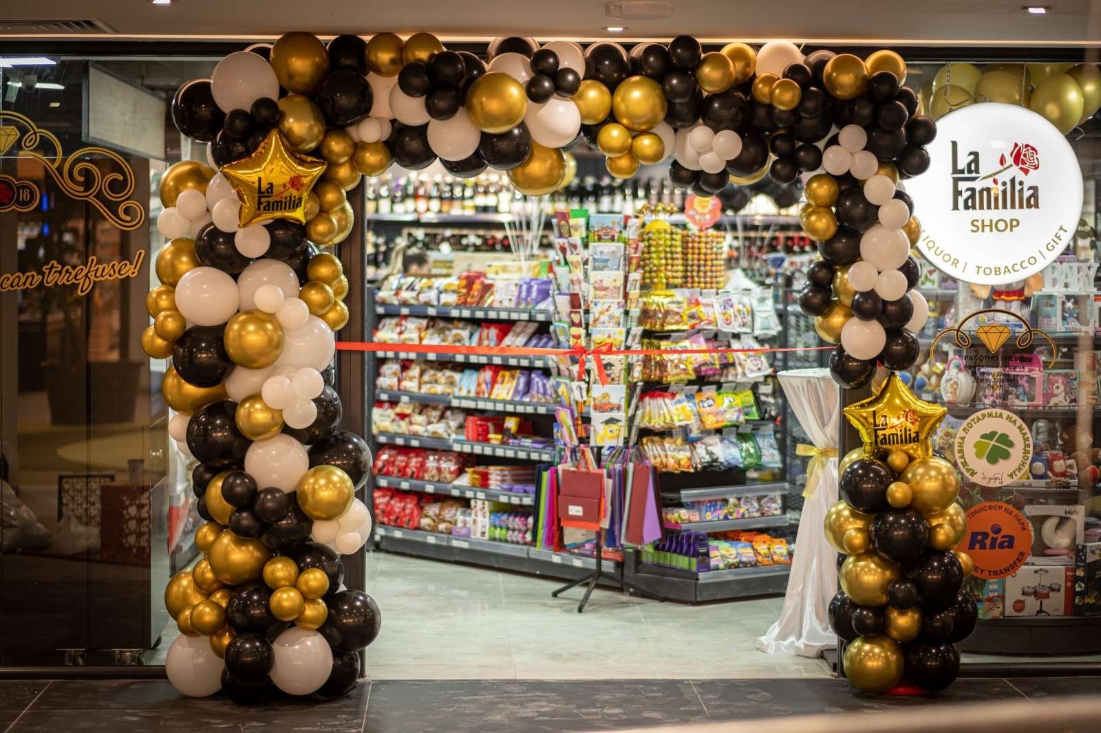 La Familia, Liquor & Gift Shop во East Gate Mall: Брендот ја отвори својата трета по ред продавница