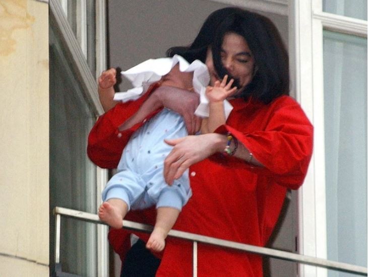 Бизарната сцена на Мајкл Џексон со најмладин син која го шокираше светот: Ова момче денес има 19 години и е копија на татко му
