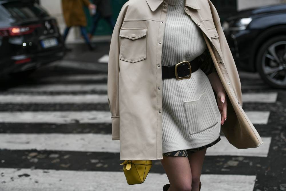 Модните блогерки ја изгласаа за најбарана јакна: Беше симбил во 90-тите и никој не верува дека повторно е ИН