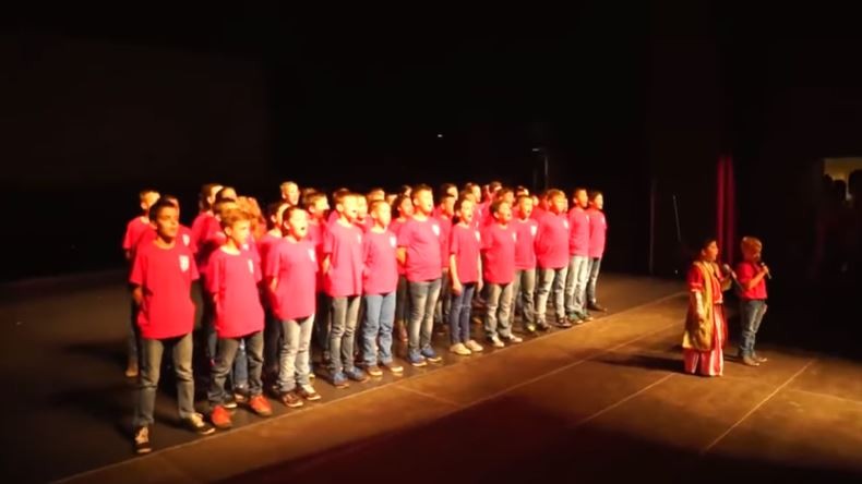 Музички времеплов: Како звучи кога „Само да рата не буде“ на Балашевиќ ја пеат 400 деца?