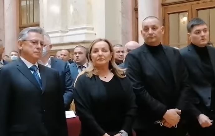Ана Бекута расплакана прима сочувство на погребот на Милутин Мркоњиќ: Последно збогување со Мрка (ВИДЕО)
