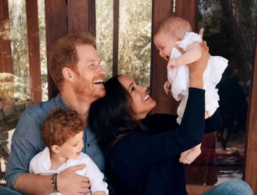 „Го фотошопирале детето, дали е можно?“ Социјалните мрежи брујат за семејната фотографија на Меган Маркл и принцот Хари