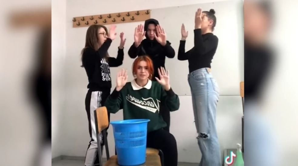 На час ја пуштиле „In corpore sano“: Наместо подарок, погледнете како гимназијалци од Србија ја воодушевија професорката за Денот на жената (ВИДЕО)