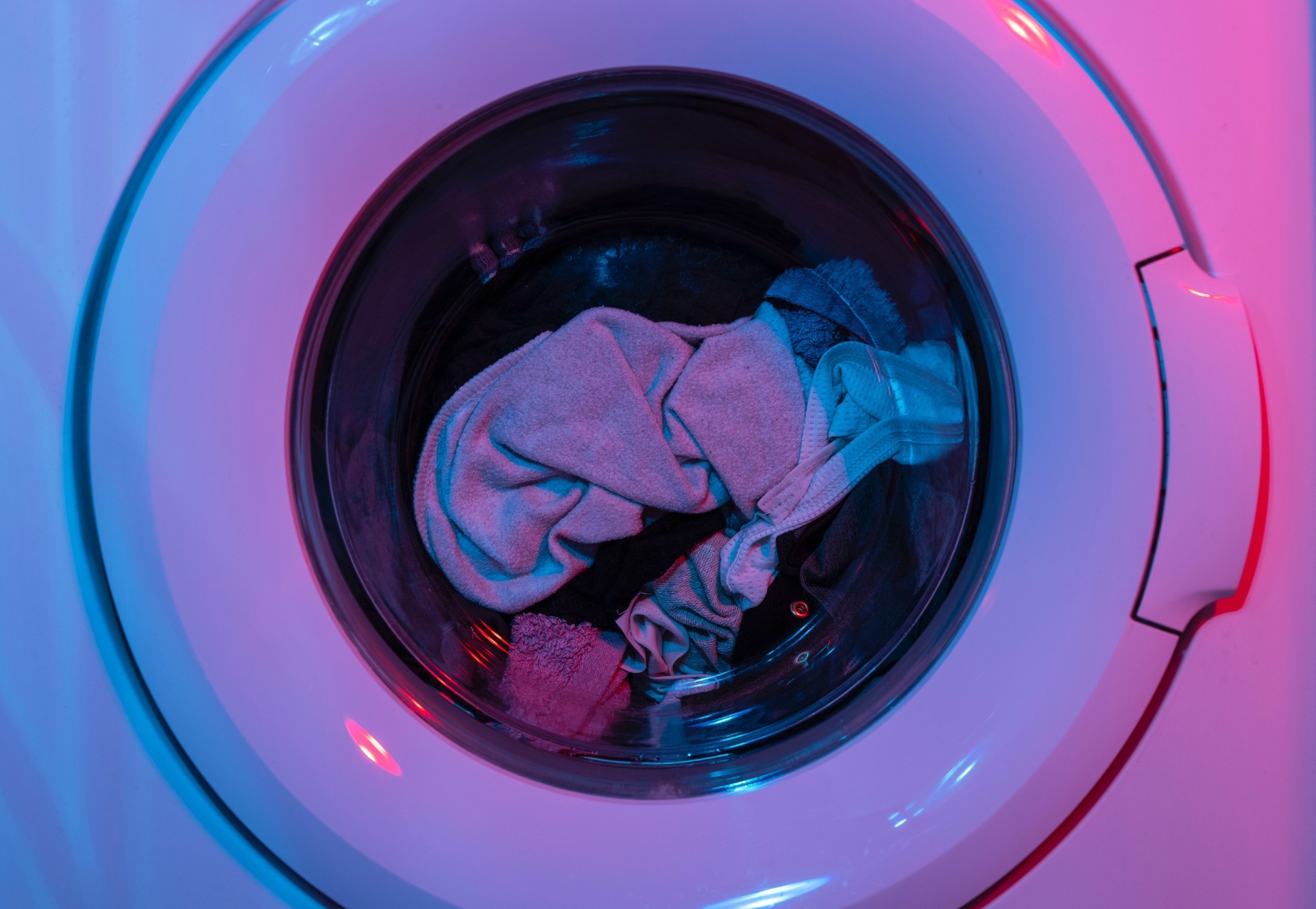 Совршен трик: Еве зошто е добра идеја да ставите влажно марамче во машината за перење?