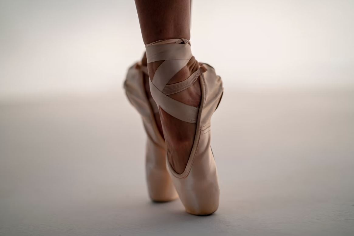 Ова сигурно не го очекувавте: Како изгледаат стапалата на една балерина? (ВИДЕО)