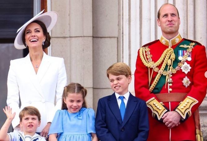 Кејт Мидлтон ги рециклира и детските модни комбинации: Принцот Луи носеше кошула од својот татко, стара 37 години (ФОТО)