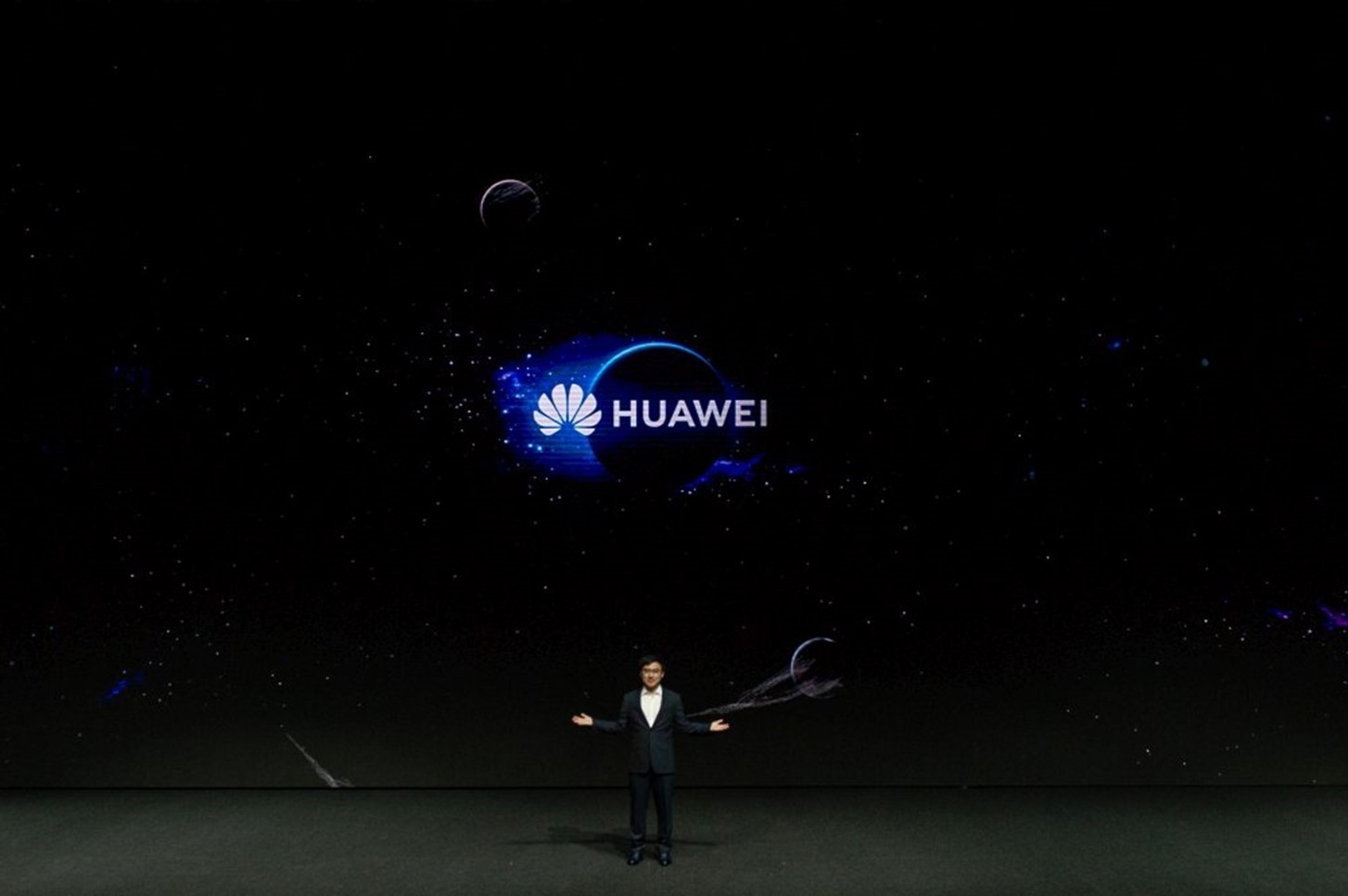 Huawei го претстави новиот ултралесен паметен телефон Mate Xs 2, новиот 16-инчен лаптоп MateBook D 16 и други изненадувања