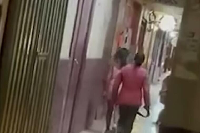 На улица ја тепала ќерка ѝ со ремен, бидејќи без дозвола заминала на забава: Додека едни ја осудуваат оваа мајка, други ѝ викаат „браво“ (ВИДЕО)
