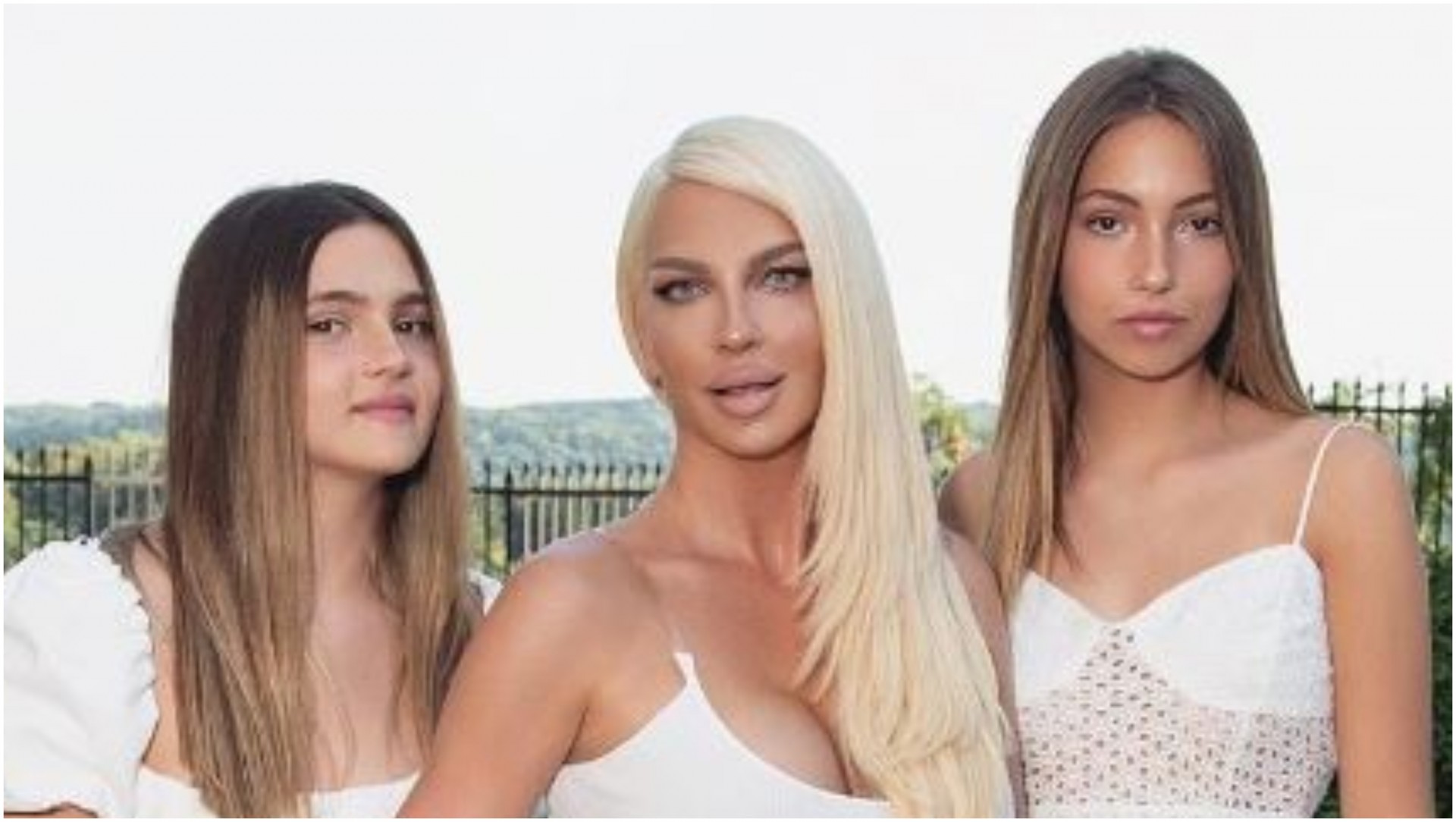 Трите во бело: Сите ја коментираат новата фотка на Јелена Карлеуша со двете ќерки кои пораснаа во вистински мали дами
