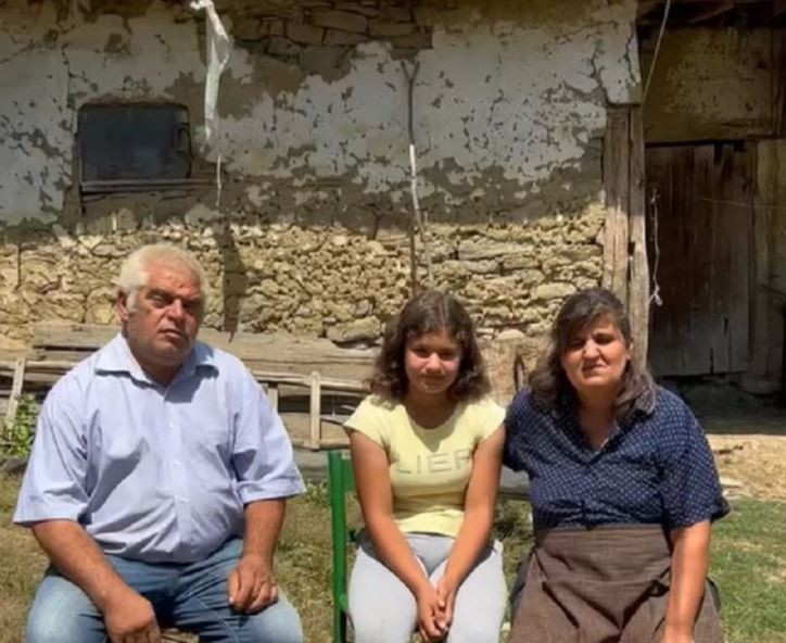 Се грижи за стоката, сонува да има бања: Тешкиот живот на 14-годишната Емилија со старите родители
