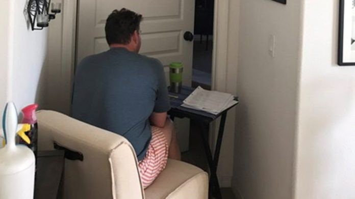 Ќерка објави фотографија од својот татко кој цел ден седел пред вратата од спалната соба: Причина ќе ве доведе до солзи