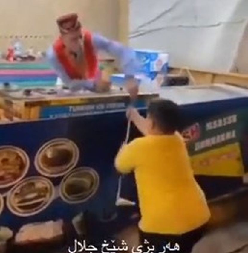 Никогаш не се шегувај со дете кое сака сладолед: Момче насилно му го земало корнетот на продавачот (ВИДЕО)