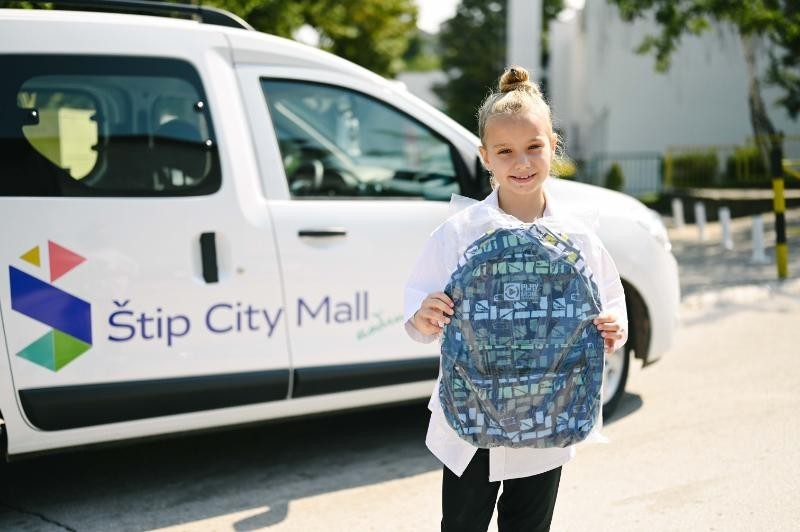 Со донација од 500 училишни ранци, Štip City Mall им посака успешен почеток на сите првачиња во Штип и го најави своето отворање на 5ти ноември