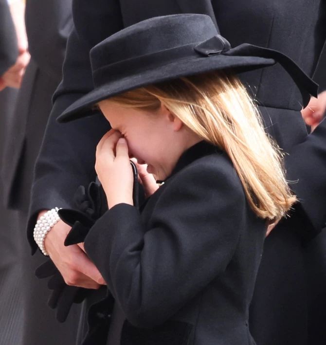 Солзите на принцезата Шарлот го обиколија светот: Малата принцеза за првпат носеше шешир, заплака на погребот на кралицата - фотките ги трогнаа сите