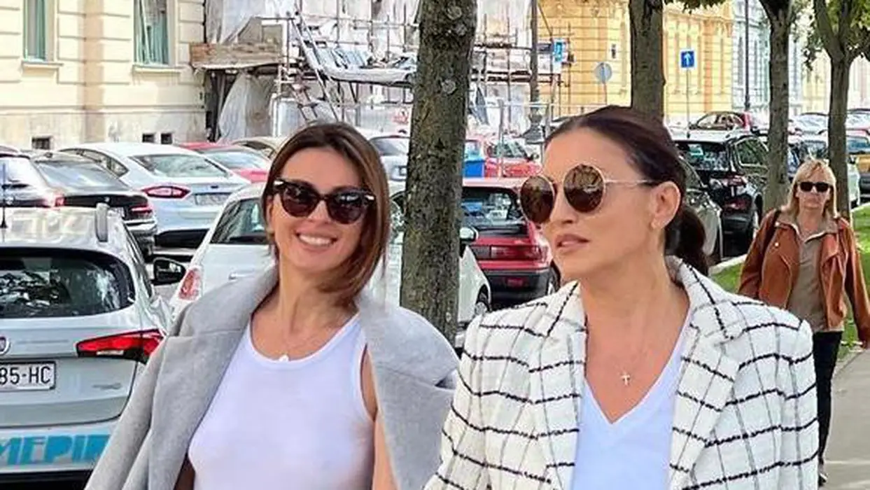 Нина Бадриќ и нејзината сестра Сунчица рака под рака уживаат во прошетка на сонцето: Не се знае која зрачи повеќе (ФОТО)