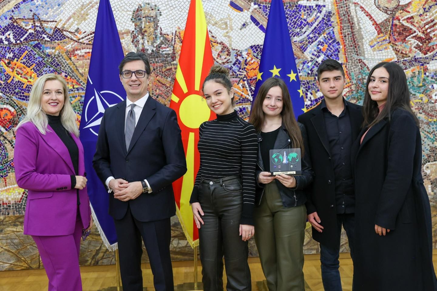Македонски ученици се дел од NASA Space Apps Challenge натпреварите: Победничкиот тим на прием кај претседателот Пендаровски