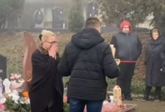 Една година од смртта на Кика Ѓукиќ: Мајката во солзи пристигна на нејзиниот гроб, покажа часовник со ликот на нејзината ќерка