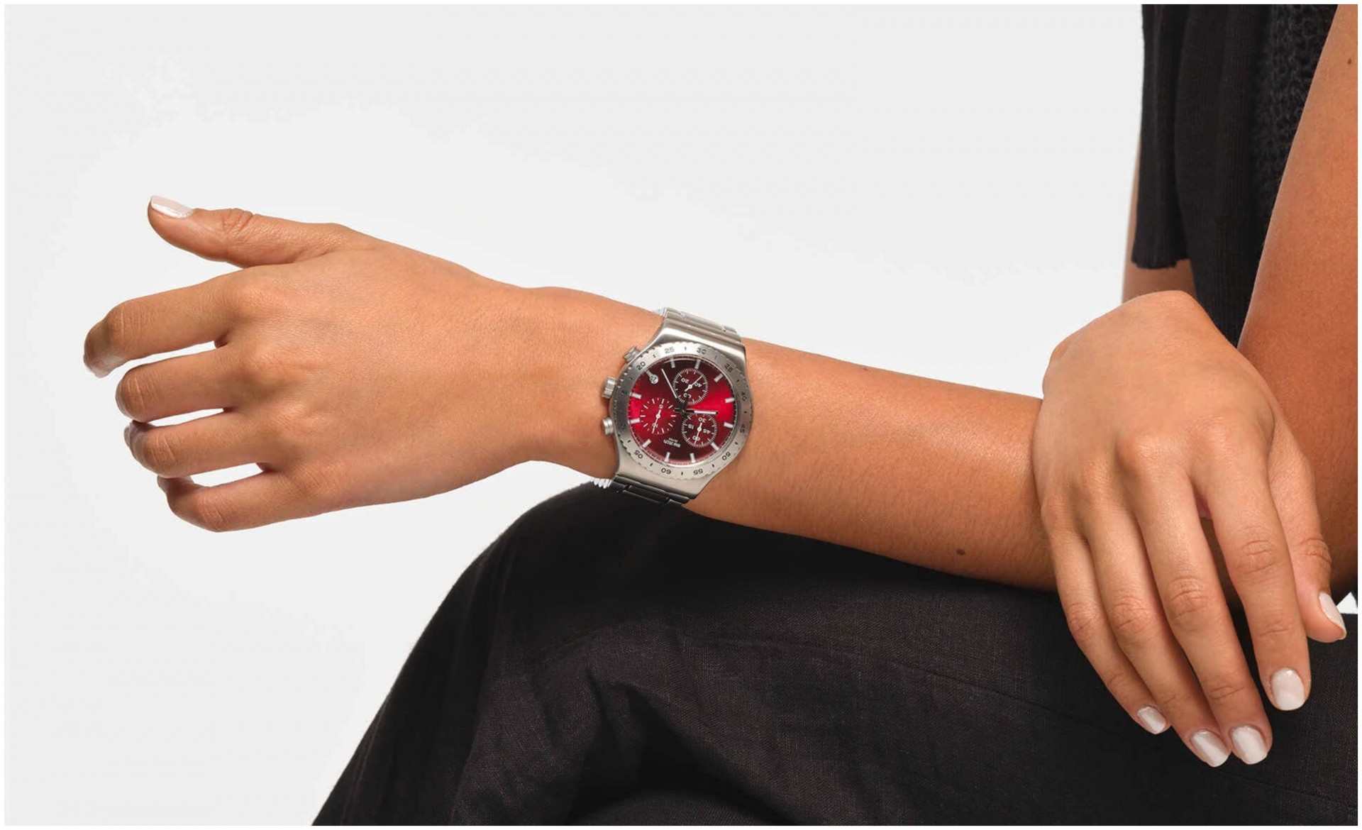 Часовник на неделата: PURPLE IRONY на Swatch - идеален моден детаљ за разигрување на еднобојните комбинации