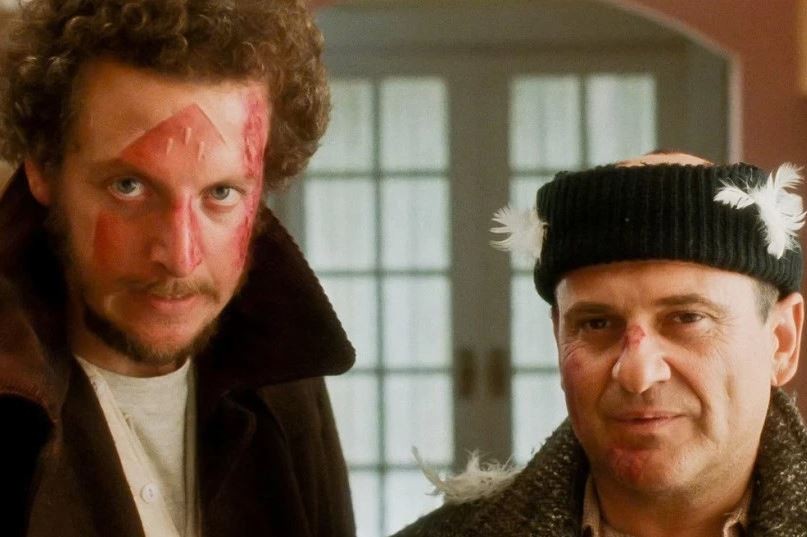 Поминаа 32 години од филмот „Сам дома“: Еве како денес изгледаат крадците Марв и Хари (ФОТО)