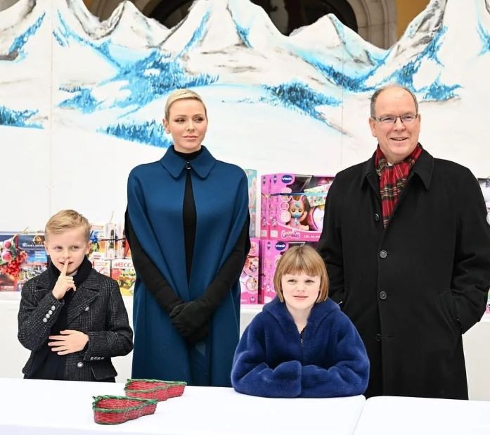 Сите зборуваат за еден детаљ на фотографијата: Шарлин и Алберт од Монако позираа за божиќна честитка со семејството (ФОТО)
