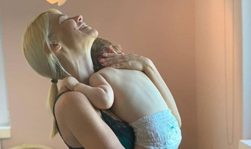 Наташа Беквалац објави фотографија од породувањето: Тукушто родендената Катја ѝ во прегратка (ФОТО)