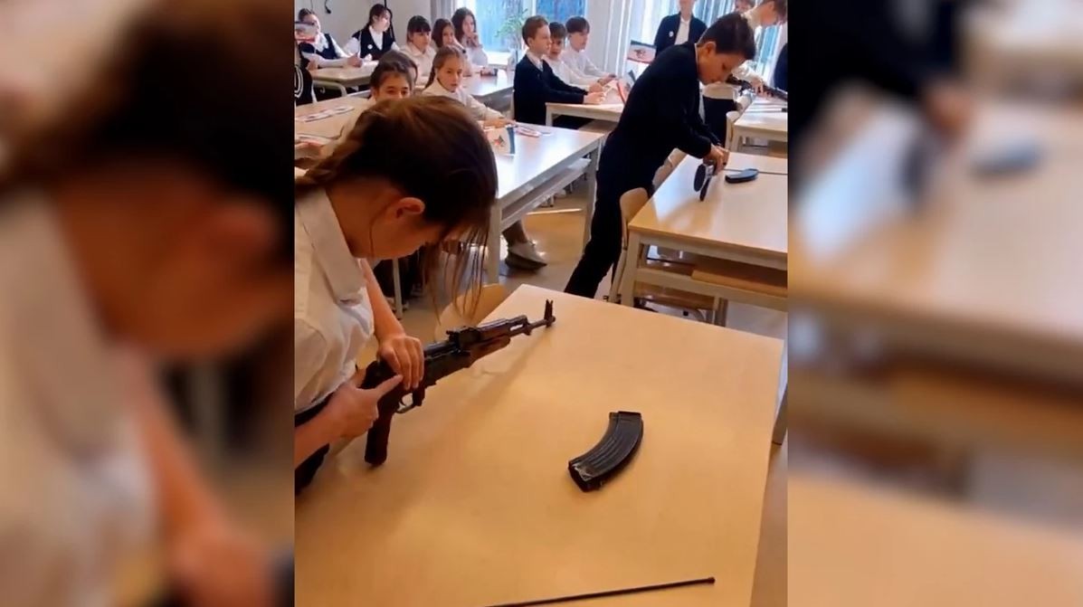 Наместо книга - калашников: Шокантни видеа од училиште на Крим - децата склопуваат оружје и учат да се борат