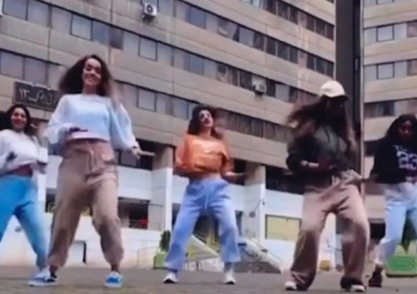 Тинејџерки во Иран танцувале на светски хит, набрзо биле уапсени: Ги натерале да снимаат извинување на истото место? (ВИДЕО)